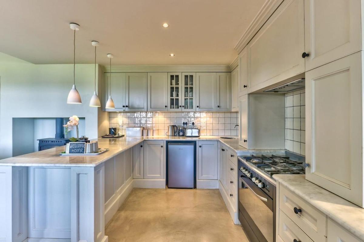 Lush Family Home In Prestigious Area เคปทาวน์ ภายนอก รูปภาพ