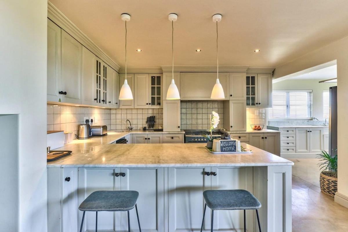 Lush Family Home In Prestigious Area เคปทาวน์ ภายนอก รูปภาพ
