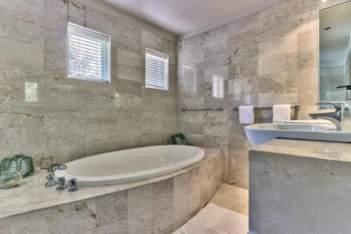 Lush Family Home In Prestigious Area เคปทาวน์ ภายนอก รูปภาพ