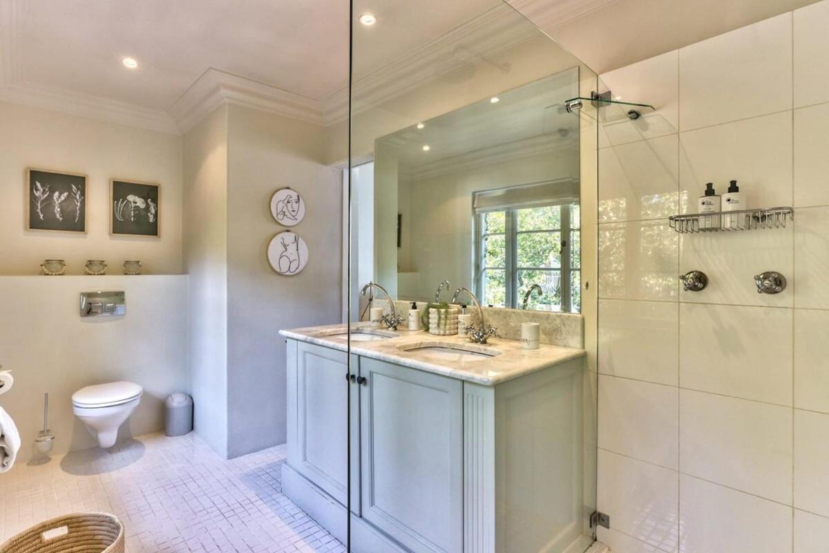 Lush Family Home In Prestigious Area เคปทาวน์ ภายนอก รูปภาพ