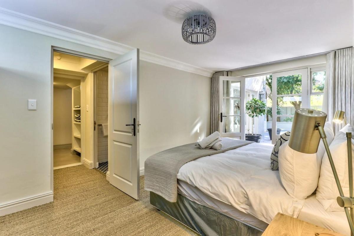 Lush Family Home In Prestigious Area เคปทาวน์ ภายนอก รูปภาพ